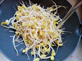 2、麻辣水煮牛肉,豆芽清洗一下。