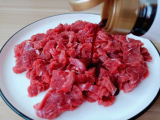 4、麻辣水煮牛肉,牛肉片加生抽一勺。