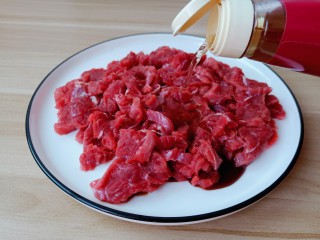 5、麻辣水煮牛肉,加料酒一勺。