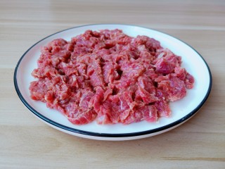 7、麻辣水煮牛肉,再加上红薯粉抓上浆，再加一勺芝麻油或者食用油锁住牛肉的水份。