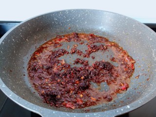 8、麻辣水煮牛肉,锅里加一点油，下豆瓣酱与火锅底料开小火炒香。