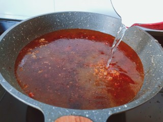 9、麻辣水煮牛肉,加适量的清水。