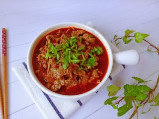 15、麻辣水煮牛肉,把牛肉放在豆芽上面，撒点香菜末。