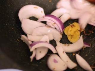 6、简单好学的孜然土豆片,土豆最好吃的做法,百吃不腻,再倒入洋葱片炒出香味