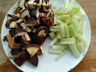 2、香菇炒芹菜,香菇切块，芹菜切段