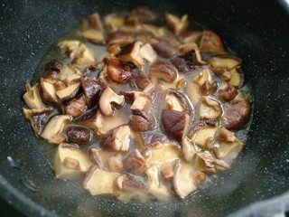 4、香菇炒芹菜,倒入没过香菇的水焖煮香菇大概三分钟