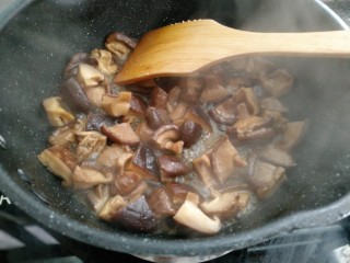 5、香菇炒芹菜,时间到了，香菇的味道很浓香