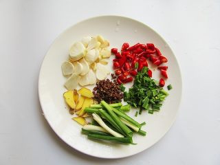 4、香辣小龙虾,切洗准备好辅材