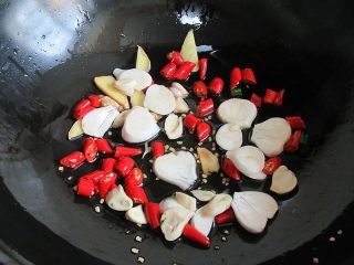 6、香辣小龙虾,投入辣椒、蒜头、姜片炸出香味