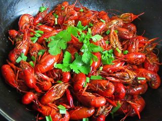 11、香辣小龙虾,撒入葱花、蒜香菜装饰即可装盘享用