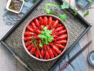 12、香辣小龙虾,装入盘,喜欢醋的还可以配上一碟香醋蘸料