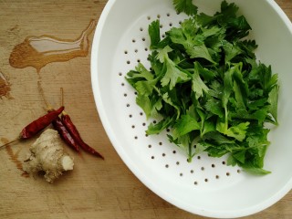 2、香辣黄豆芽,准备芹菜叶洗净，生姜和干辣椒