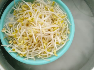 4、香辣黄豆芽,用水冲洗干净备用