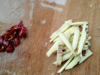 5、香辣黄豆芽,生姜切成条，干辣椒切小