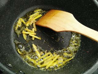 6、香辣黄豆芽,热锅烧油放入生姜爆香