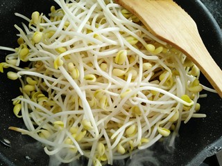 7、香辣黄豆芽,放入黄豆芽煸炒