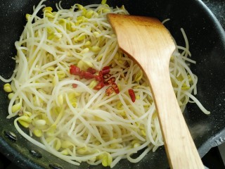 8、香辣黄豆芽,炒至变软放入干辣椒翻炒均匀