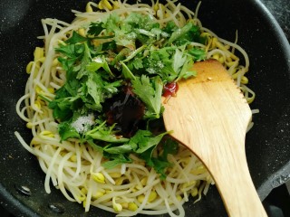 10、香辣黄豆芽,放入盐，生抽，耗油