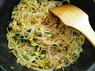 11、香辣黄豆芽,翻炒均匀即可出锅