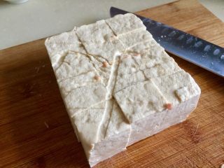 2、客家美味➕酿豆腐青菜煲,卤水豆腐从盒中取出,切成均匀大小的块,可以厚一点,方便挖豆腐盒