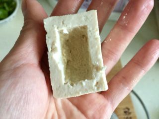 3、客家美味➕酿豆腐青菜煲,用小刀或者勺子????,取趁手的工具,在豆腐中挖一个洞,圆形方形都可以,小心不要挖破了