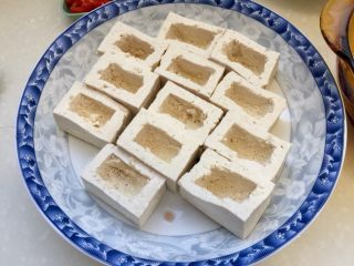4、客家美味➕酿豆腐青菜煲,依次操作,挖出12个豆腐盒子