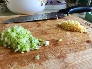 6、客家美味➕酿豆腐青菜煲,准备肉馅,姜去皮,清洗切末,大葱葱白洗净切末