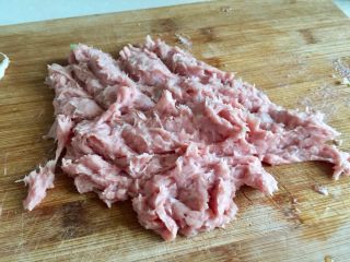 9、客家美味➕酿豆腐青菜煲,绞好取出,如果有筋可以挑出或用刀剁碎。