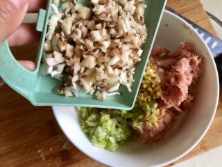 11、客家美味➕酿豆腐青菜煲,放入香菇碎