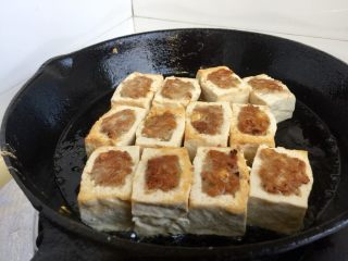 17、客家美味➕酿豆腐青菜煲,煎至肉馅凝固那面豆腐煎黄,翻面继续煎