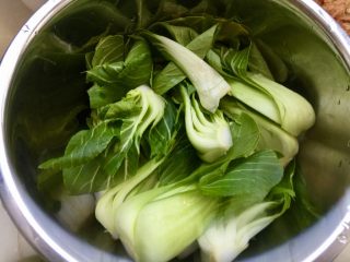 20、客家美味➕酿豆腐青菜煲,上海青纵切为四或为六,用果蔬清洁剂清洗备用,也可以用淡盐水浸泡清洗。