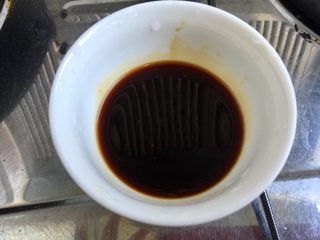 22、客家美味➕酿豆腐青菜煲,调一个调味汁:一勺半生抽,一勺蚝油,少许白糖,少许盐,一点鸡精,一小勺陈醋,少许白胡椒粉,拌匀备用