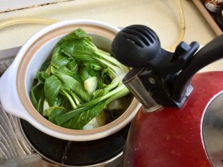 24、客家美味➕酿豆腐青菜煲,加入适量热水