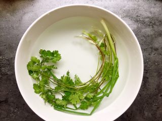 4、川香水煮鱼,香菜小葱洗净用盐水泡一下杀菌。