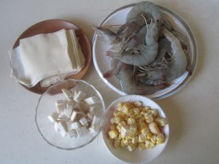1、玉米虾仁馄饨,准备好原材料;