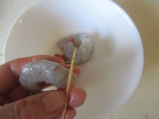 2、玉米虾仁馄饨,鲜虾去壳后用牙签用虾背的第二、三节处挑出虾线;