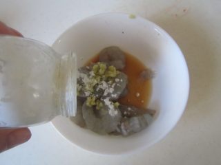 3、玉米虾仁馄饨,虾仁加入盐、料酒和淀粉拌均匀;