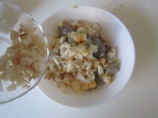 5、玉米虾仁馄饨,加入杏鲍菇丁进去;