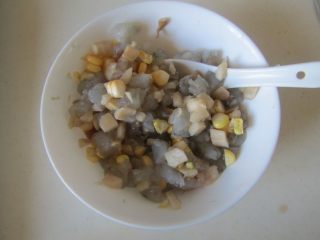 6、玉米虾仁馄饨,拌均匀后这馅料就准好了;