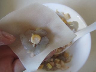 7、玉米虾仁馄饨,将虾仁馅料放入馄饨皮中心;