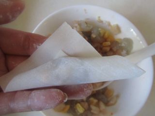 8、玉米虾仁馄饨,将馄饨皮向上卷起;