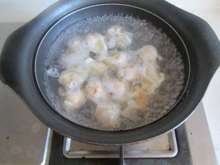 11、玉米虾仁馄饨,烧锅开水, 加馄饨进去煮, 煮好的馄饨放入碗中,表面撒上小葱末。