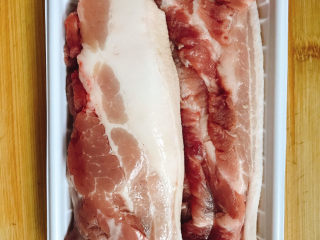 1、粉蒸肉,准备好带皮五花肉