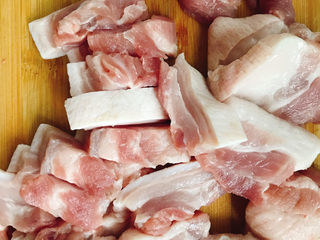 2、粉蒸肉,切成1cm左右的厚片