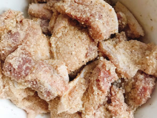 5、粉蒸肉,将米粉倒入装五花肉的碗中，加料酒、少许清水拌匀