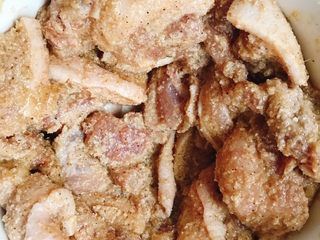 7、粉蒸肉,拌匀腌制半小时左右