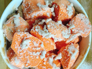 12、粉蒸肉,将拌上米粉的红薯放入五花肉碗中