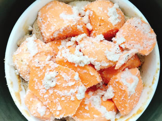 13、粉蒸肉,放入高压锅中