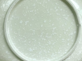 15、粉蒸肉,取出后用一个盘子盖在五花肉碗上