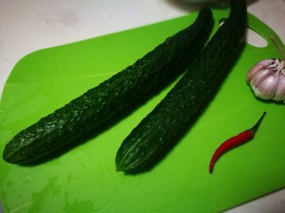 1、厨房挑战+素菜~蓑衣黄瓜,黄瓜洗净